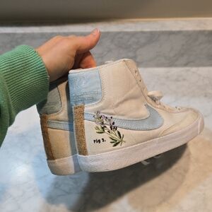 Nike Women's Beige and Blue High-Top Sneakers